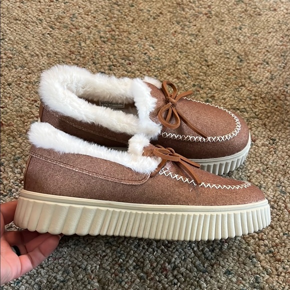 Skechers Brown and White Moccasin Slippers Plush Comfort - Picture 4 of 8